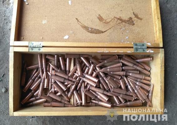 Поліцейські повідомили про підозру трьом правоохоронцям, а також затримали чотирьох чоловіків, причетних до діяльності нікопольського ОЗУ Біле братство 05