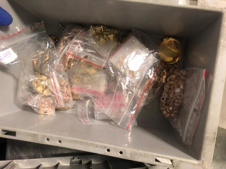 Незадекларированную валюту и золото на 15 млн грн изъяли пограничники у двух гражданок Польши в аэропорту Львова 01