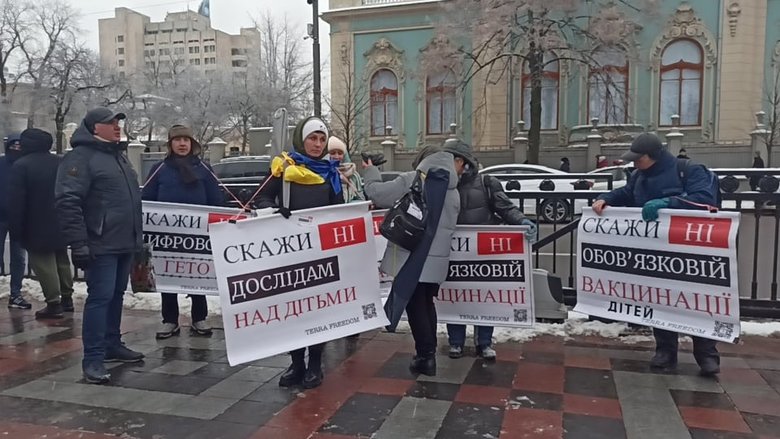 STOP медичний фашизм: акція антивакцинаторів відбулася біля Верховної Ради 05 STOP медичний фашизм: акція антивакцинаторів відбулася біля Верховної Ради 05