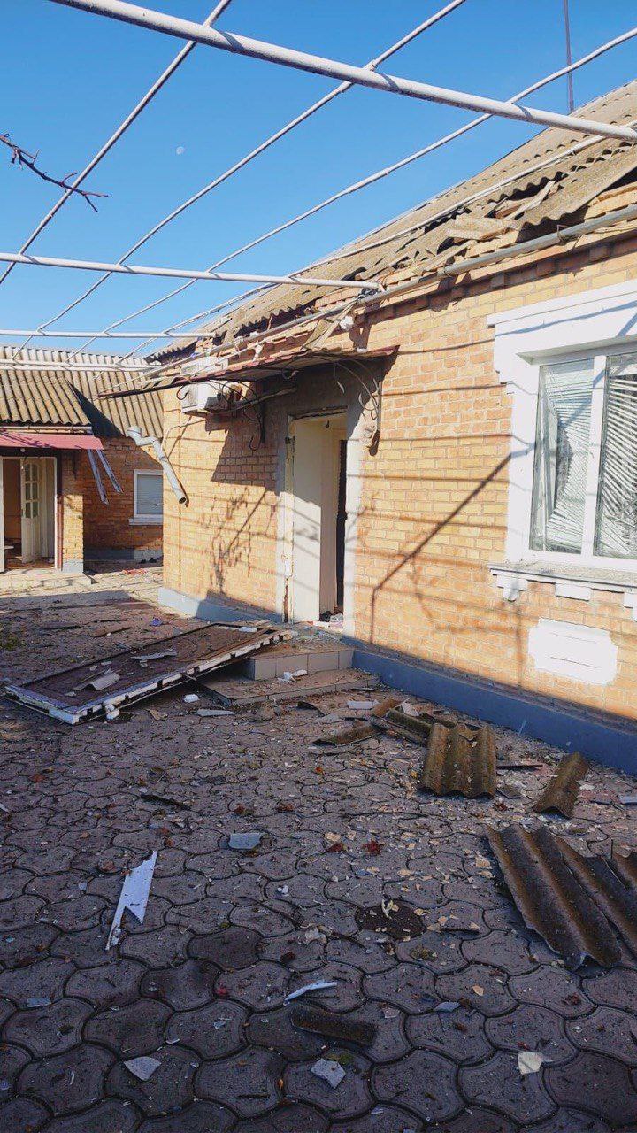Военные России из тяжелой артиллерии и дронами-камикадзе атаковали Никопольщину, повреждены коммунальное предприятие, дома, ЛЭП и газопровод 03