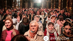 Никаких масок и соцдистанции: прихожане Киево-Печерской Лавры проигнорировали карантинные ограничения на пасхальном богослужении, - СМИ. ФОТО