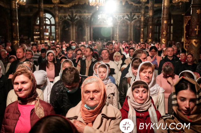 Никаких масок и соцдистанции: прихожане Киево-Печерской Лавры проигнорировали карантинные ограничения на пасхальном богослужении, - СМИ 02