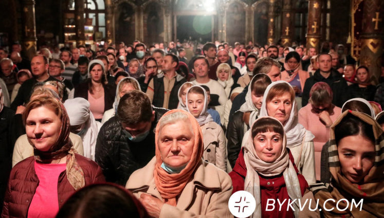 Никаких масок и соцдистанции: прихожане Киево-Печерской Лавры проигнорировали карантинные ограничения на пасхальном богослужении, - СМИ. ФОТО