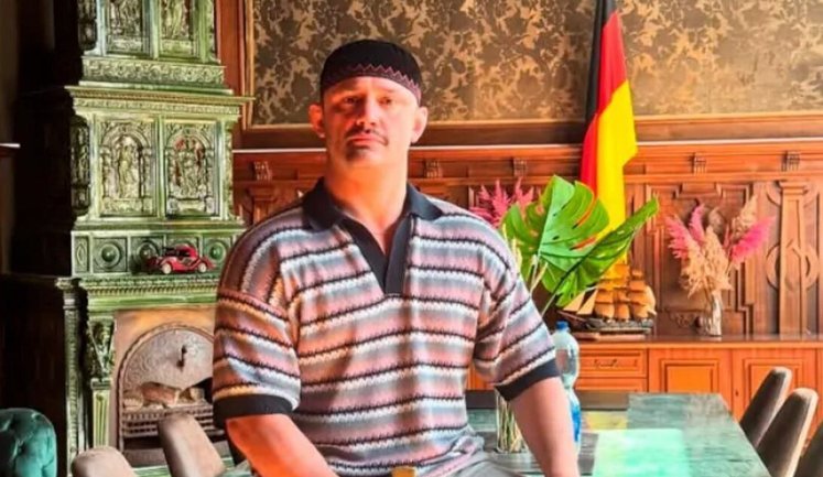 Член партії "Альтернатива для Німеччини" відвідав Чечню та подарував чиновнику Кадирова кортик Люфтваффе зі свастикою. ВІДЕО+ФОТО