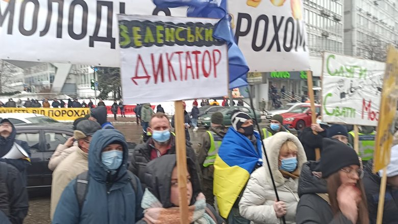Беги, Вова, беги: Под судом, рассматривающим апелляции относительно меры пресечения для Порошенко, собрались митингующие 24