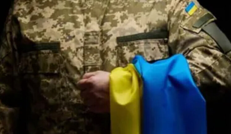 Донька полоненого з "Азовсталі": Постійно йому пишу, хоча з травня все "непрочитане". Хочу, щоб він знав, що з нами все добре. Дуже хочу сміх його почути