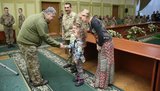 Порошенко вручив ордери на 20 квартир родинам воїнів АТО у Львові. ФОТОрепортаж