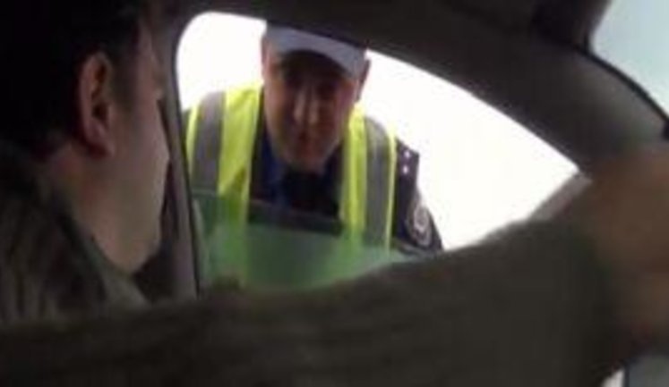 Various Policemen and Yanukovych's Guards Trying to Remove a Car from Yanukovych's Path: They are F#%@ing Bold. VIDEO