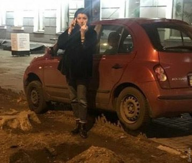 Бл#дь, ви що, охрініли взагалі? Зупинена за пяне водіння співробітниця одеської мерії Тірновенко ображає поліцейських 02