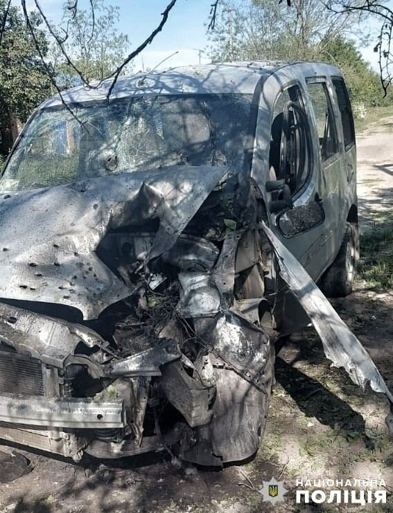 Авто, в яке влучив російський дрон.