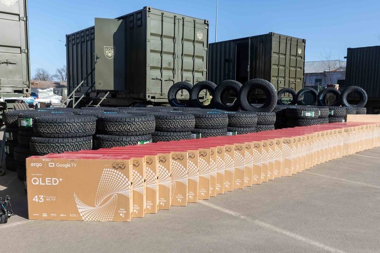 Порошенко передал дроны, Starlink и технику 19 подразделениям Сил обороны