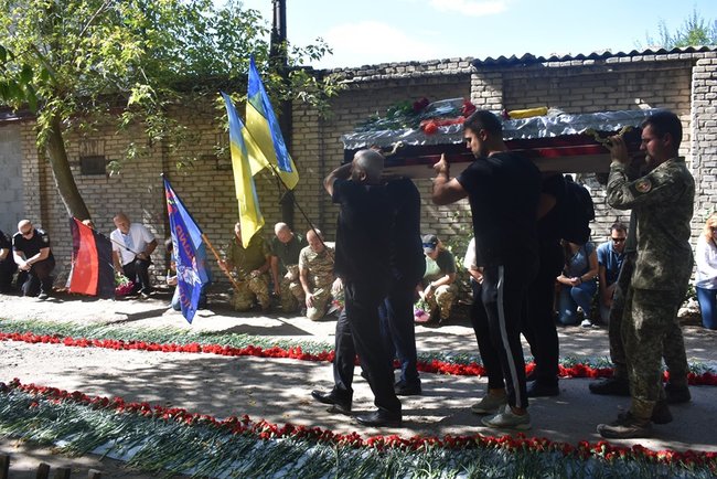 Загиблого українського воїна Тихона Курбатова поховали на Луганщині 04