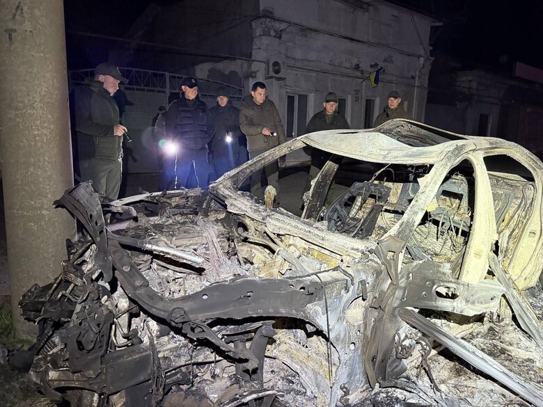 Знищена російським обстрілом автівка в Одесі