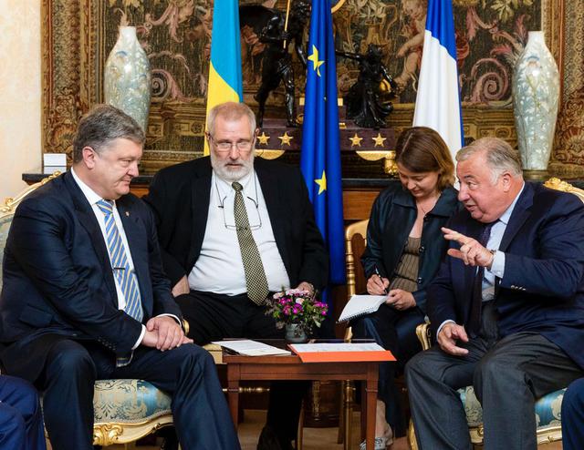 Порошенко провів переговори з головою Сенату Франції Ларше і запросив французьких депутатів відвідати Україну 02