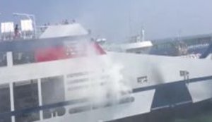 Пором із туристами на борту загорівся в порту "Крим" у Керченській протоці. ВIДЕО