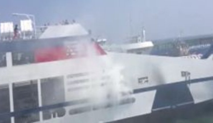 Пором із туристами на борту загорівся в порту "Крим" у Керченській протоці. ВIДЕО