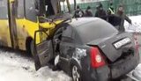В результате столкновения легкового автомобиля и маршрутки в Мариуполе один человек погиб, 8 - травмированы, - Нацполиция. ВИДЕО