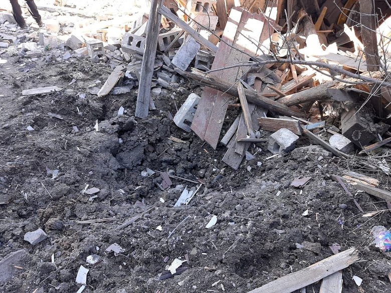 Снаряды войск РФ повредили 14 домов в Новогнатовке, жители поселка остались без света и газа 07