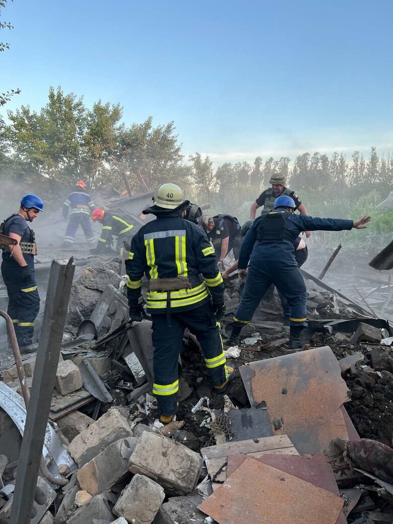 Russian troops fired on residential sector of Kostiantynivka in Donetsk region, one house was completely destroyed, man died 01 Russian troops fired on residential sector of Kostiantynivka in Donetsk region, one house was completely destroyed, man died 01