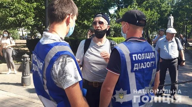 Полиция усилила меры безопасности в центре Киева 02