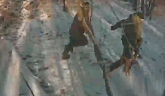 дрон гоняет российских танкистов