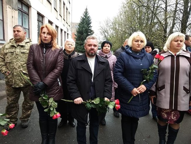 Мемориальные доски погибшим в зоне АТО воинам Сергею Ткачуку, Виктору Войцеховскому и Олегу Бурцу открыли на фасаде школы в Пятихатках на Днепропетровщине 12