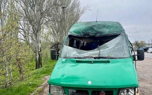 Ворог ударив дроном по мікроавтобусу на Нікопольщині: 4 людини поранені, серед них - дитина. ФОТО