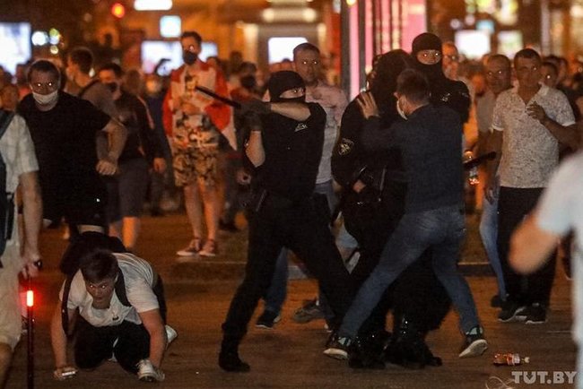 Протестующие минчане сопротивляются силовикам, те применяют светошумовые гранаты 01