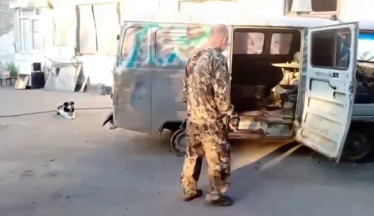 Оккупант снимает свою уцелевшую "буханку": "На ободах приехала. Вся в осколках! Кровища! Вот такая ху#ня, бл#дь!". ВИДЕО 18+