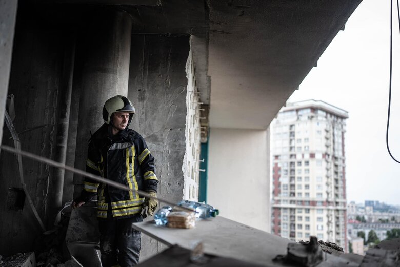 Київські рятувальники завершили роботи в будинку, пошкодженому уламками ракети в столиці вночі 24 червня  06