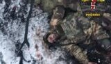окупант показує середній палець