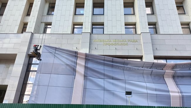 З Будинку профспілок на Майдані Незалежності зняли Мураєва. Банер з проросійським політиком провисів кілька годин 16
