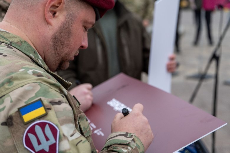 В Киеве открыли памятный знак Десантно-штурмовым войскам