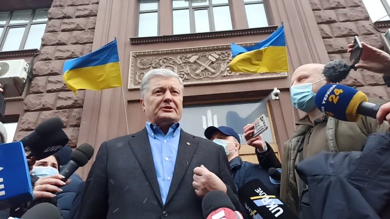 Poroshenko Refuses To Testify At SBI, Leaves Its Building 03
