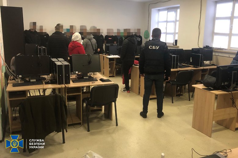 Мошенники ежемесячно выманивали у граждан около 6 млн грн: СБУ блокировала нелегальный call-центр в Виннице 02
