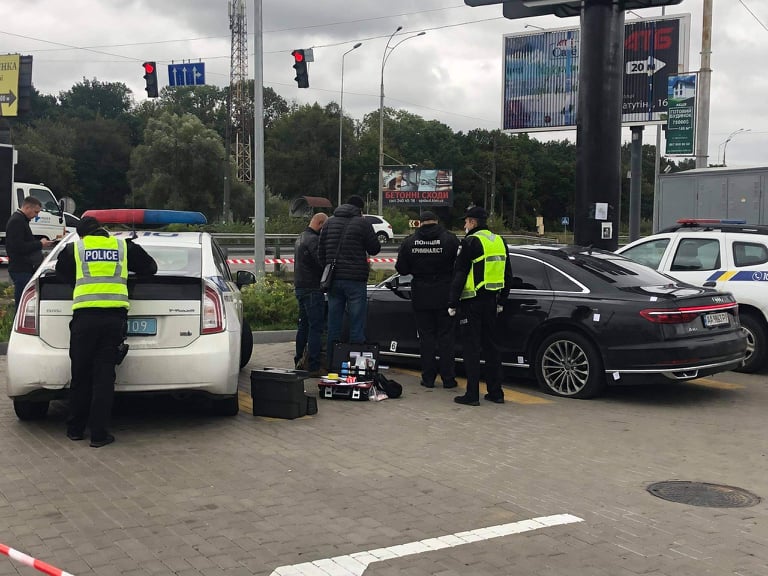 Стріляли в автомобіль помічника Зеленського Шефіра, поранено водія 02