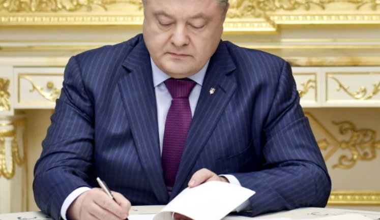 Порошенко подписал закон о резком повышении акцизов на алкоголь и сигареты