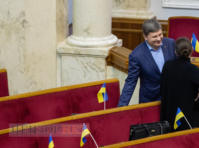 Вітальний поцілунок Стефанчука і Третьякової, замислена Тимошенко і розпростерті обійми Федини для Вятровича, - робота ВР 3 грудня 03