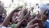 Пропутинский "Народный фронт" раздает арбузы в Астрахани: Заберите руки, бл#дь. Станьте в шеренгу. ВИДЕО.