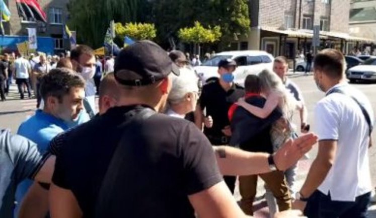Активістка з Дніпра Новикова опублікувала довідку про зняття побоїв, завданих охороною Зеленського і звинуватила УДО у брехні. ДОКУМЕНТ