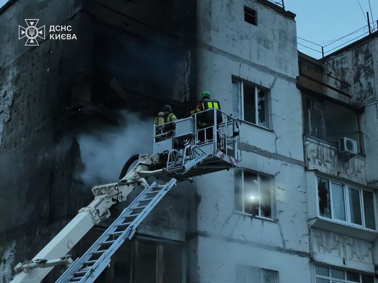 Наслідки атаки дрона на будинок у Святошинському районі