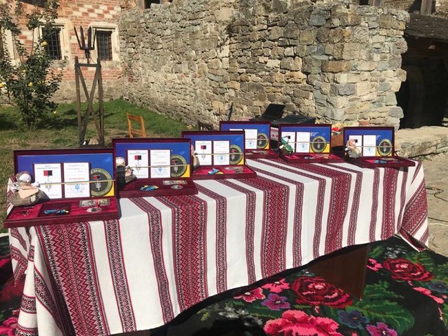 Народний герой України в Хотині: шість недержавних нагород вручили у дворі старовинної фортеці на Буковині 02