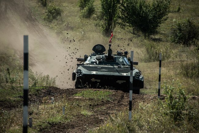 Экипажи БМП соревновались в Донецкой области 23