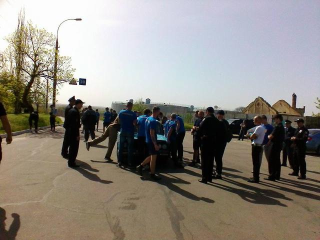 У Херсоні поліція розборонила мітингувальників, які билися 01 У Херсоні поліція розборонила мітингувальників, які билися 01