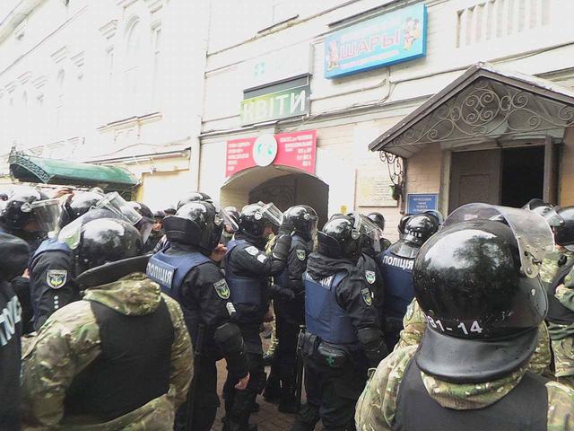 Полиция заблокировала офис ОУН в Киеве 02