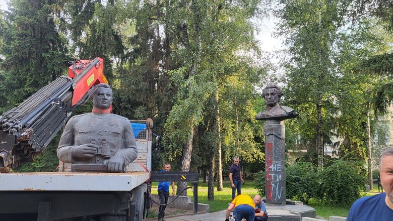 У Полтаві демонтували пам’ятники Ватутіну та Пушкіну 02
