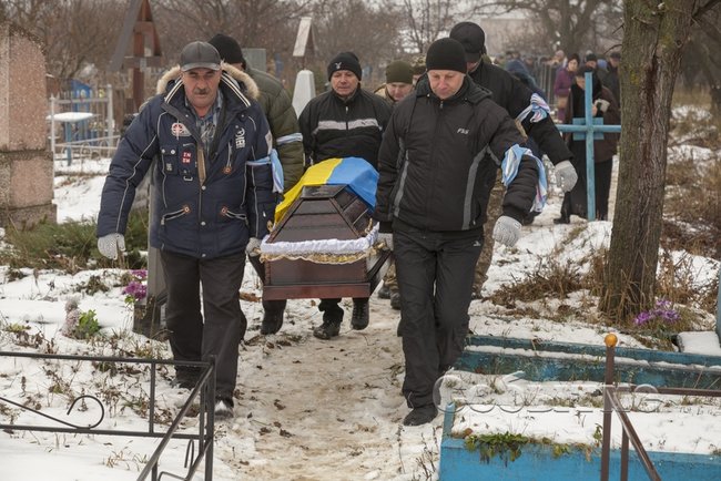 С погибшим на Донбассе воином 92-й ОМБр Александром Иванишко простились в Каменском 04 С погибшим на Донбассе воином 92-й ОМБр Александром Иванишко простились в Каменском 04