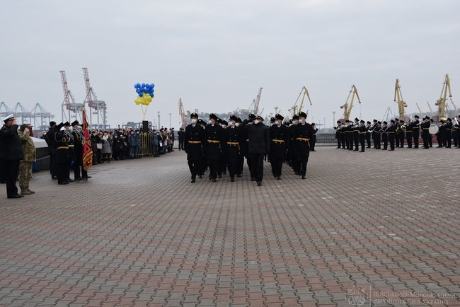 В Одессе 45 курсантов Института ВМС Украины получили офицерские погоны и кортики 19
