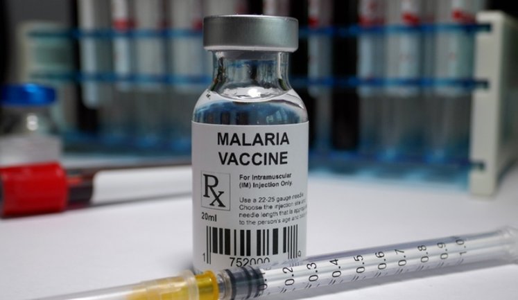 ВООЗ схвалила для використання першу вакцину проти малярії