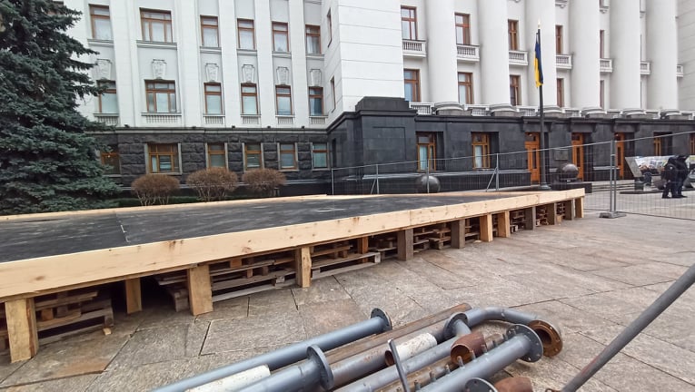 Под Офисом Президента начали устанавливать каток 07